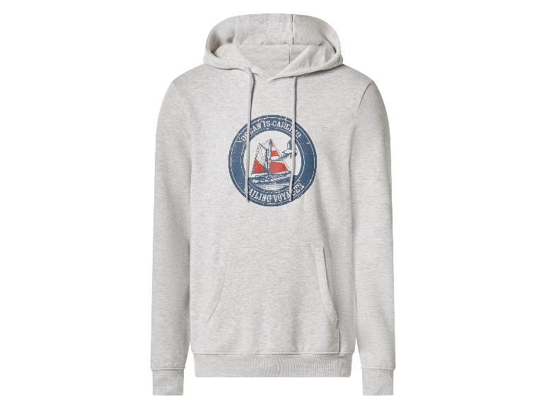 Lichtgrijze hoodie met een zeilbootmotief en de tekst 'OCEAN IS CALLING SAILING VOYAGER'.