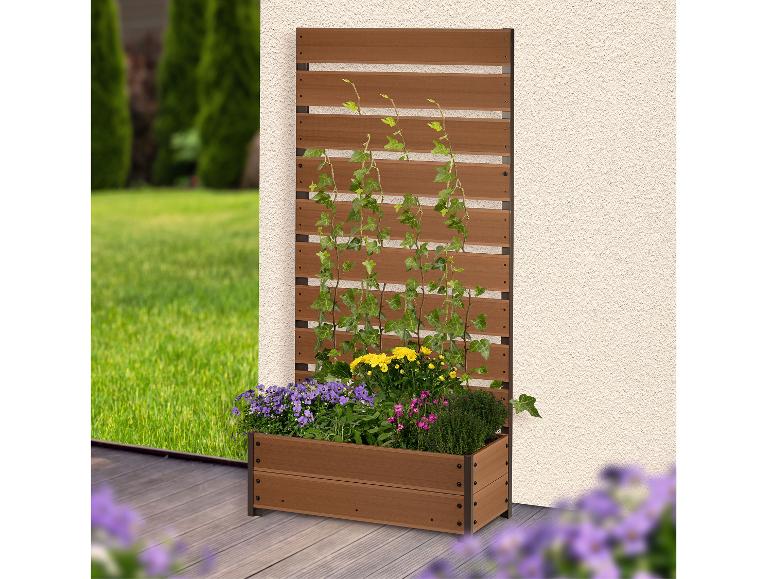 Houten plantenbak met trellis, gevuld met bloemen en klimplanten, op een buitenterras.