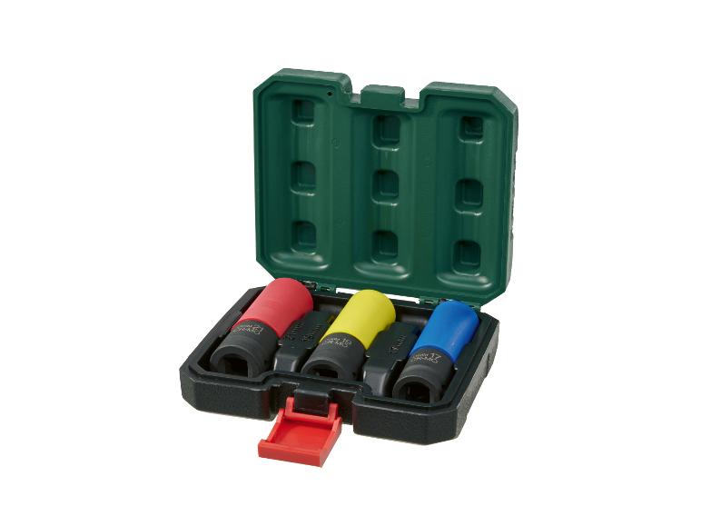 Gekleurde wielmoersleutelset in open groene doos.