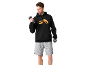 Man in zwarte hoodie met oranje logo en grijze shorts, met halters.