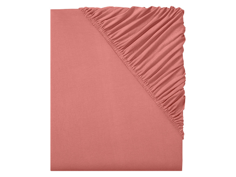 Een roze hoeslaken met elastiek.