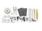 Assortiment naaimachineaccessoires inclusief naaivoeten, spoelen, naalden en gereedschap.