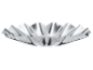 Decoratieve zilverkleurige metalen schaal met golvende rand.