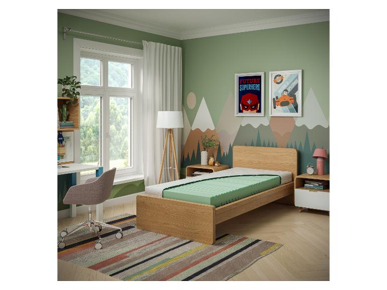 Kinderkamer met houten bed, bureau en stoel, versierd met bergmuurschilderingen.