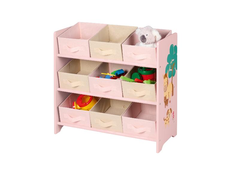 Roze kinderopbergrek met stoffen dozen en speelgoed.