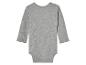 Grijze baby romper met lange mouwen.