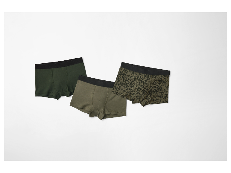 Drie heren boxershorts in olijfgroen: effen, gemêleerd en bedrukt.