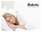Vrouw slaapt vredig op een wit kussen, met Balette Premium Bedding-logo