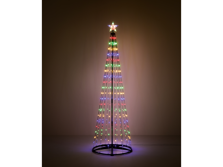 Veelkleurige LED-kerstboom met ster als piek, verlicht een donkere kamer.