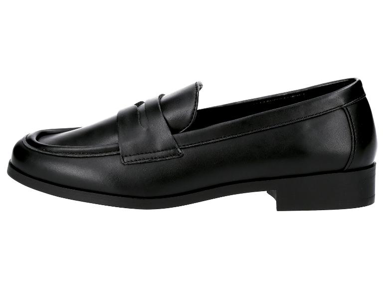 Zwarte leren loafers voor dames.