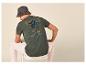 Groen heren T-shirt met palmboomprint en 'BEACH CLUB Paradise' tekst op de rug.