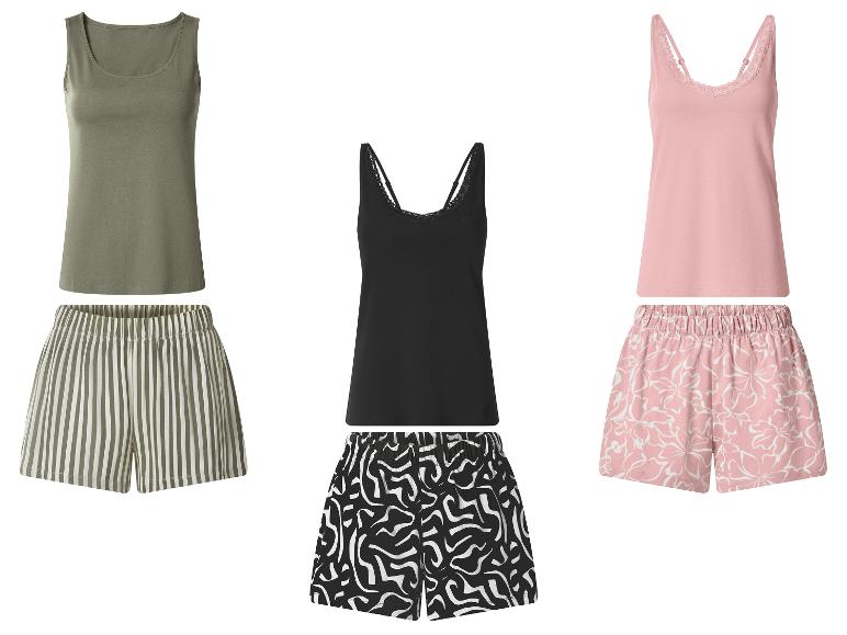 Drie sets damespyjama tops en shorts: olijfgroen, zwart en roze met patronen.