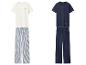 Twee pyjamasets: één wit met blauwe strepen, de andere marineblauw.