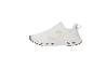 Witte sportschoenen met grijze details en zool met gaten