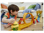 Een kind speelt met een Hot Wheels-baan met een grote lus.