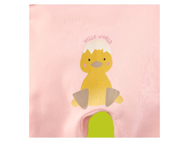 Roze babyromper met een print van een kuiken dat uit een ei komt en de tekst 'HELLO WORLD'.