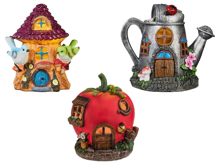 Drie grillige sprookjestuinhuisjes: een boomstronk, een gieter en een tomaat.