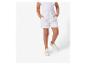 Witte, geperforeerde shorts en witte sneakers voor meisjes.