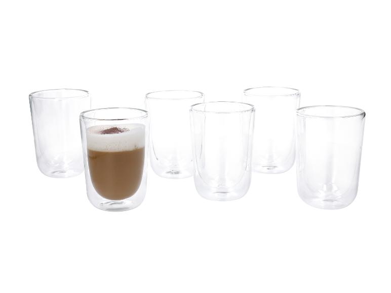 Zes dubbelwandige glazen, waarvan één met koffie en schuim.