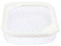Transparante voedselcontainer met wit deksel en geperforeerde bodem