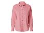 Roze damesblouse met lange mouwen en houten knopen.