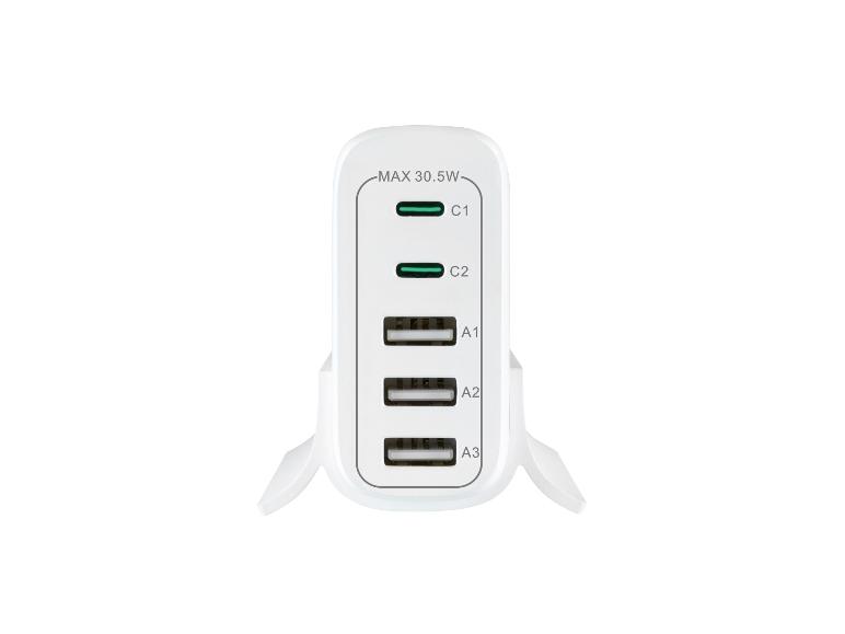 Witte USB-oplader met twee USB-C-poorten en drie USB-A-poorten, met een maximaal vermogen van 30.5W.