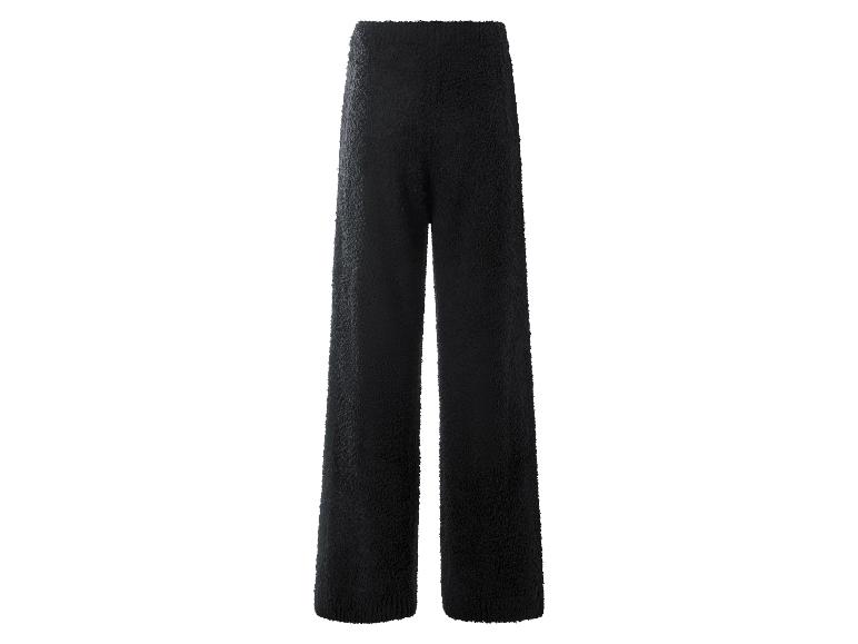 Zwarte, pluizige loungebroek op een witte achtergrond.