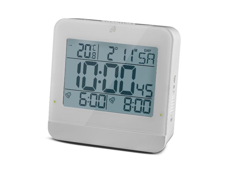 Witte digitale wekker met temperatuurweergave, datum en twee alarmen.