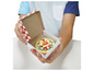 Een kind houdt een doos met Play-Doh pizza vast.