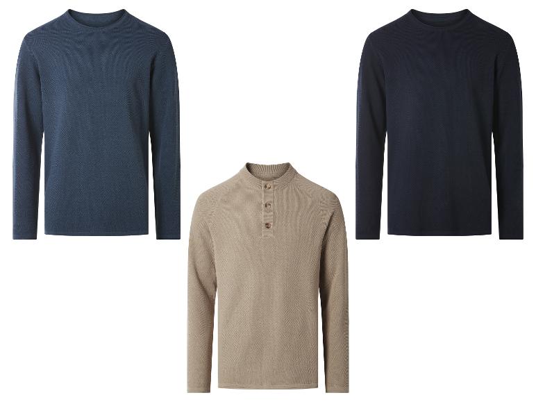 Twee donkerblauwe truien met lange mouwen en één beige trui met knopen.