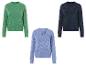 Drie gebreide truien in groen, blauw en lichtblauw met opengewerkt patroon.