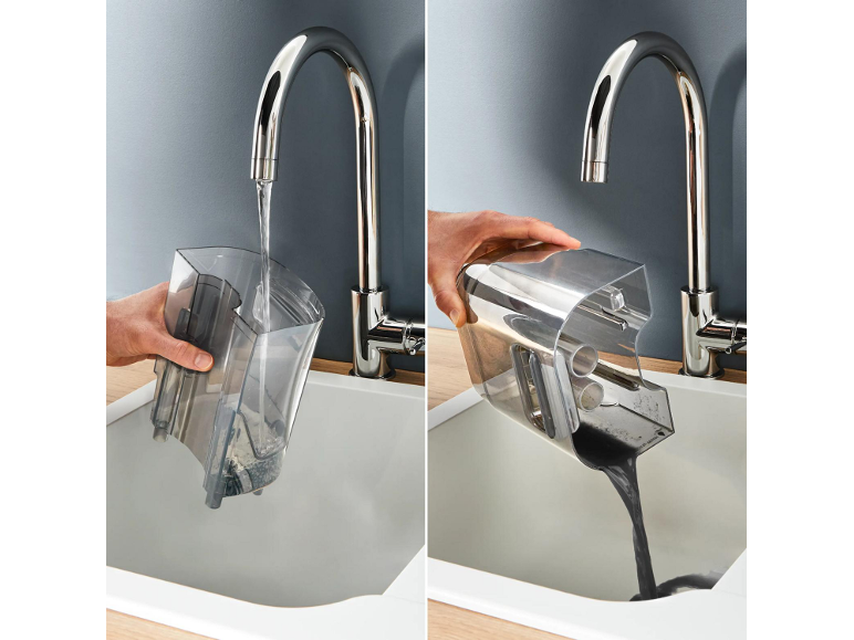 Stofreservoir van een stofzuiger reinigen onder een lopende kraan, daarna vuil water legen.