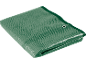 Groen beschermzeil met metalen oog, opgevouwen.