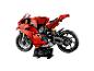 Rode Ducati Panigale V4 R motorfiets, gebouwd van Lego Technic onderdelen, met displayplaat.