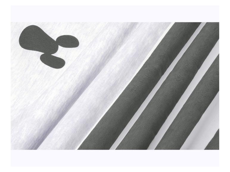 Wit T-shirt met grijze print en diagonale strepen.