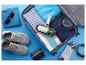 Open koffer met kleding, schoenen, zonnebril en een handstofzuiger, klaar voor op reis.
