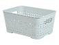 Lichtblauwe rechthoekige gevlochten plastic mand met handvatten.