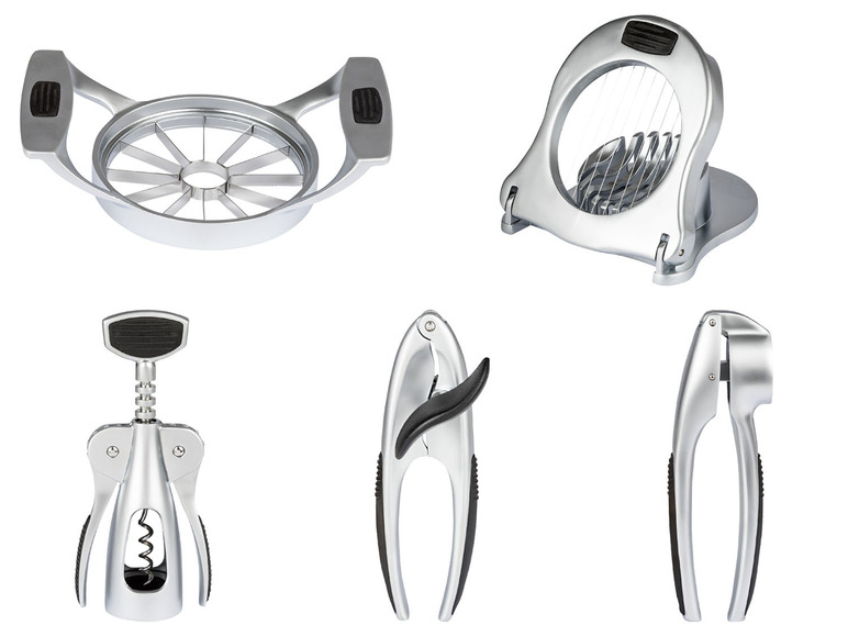 Een set keukengereedschap, waaronder een appel- en eiersnijder, een kurkentrekker en een knoflookpers.