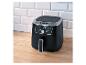 Silvercrest airfryer op een houten aanrecht met witte metrotegels op de achtergrond.