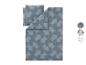 Blauwgrijs beddengoed met geometrisch patroon, rechts drie patroonstalen.