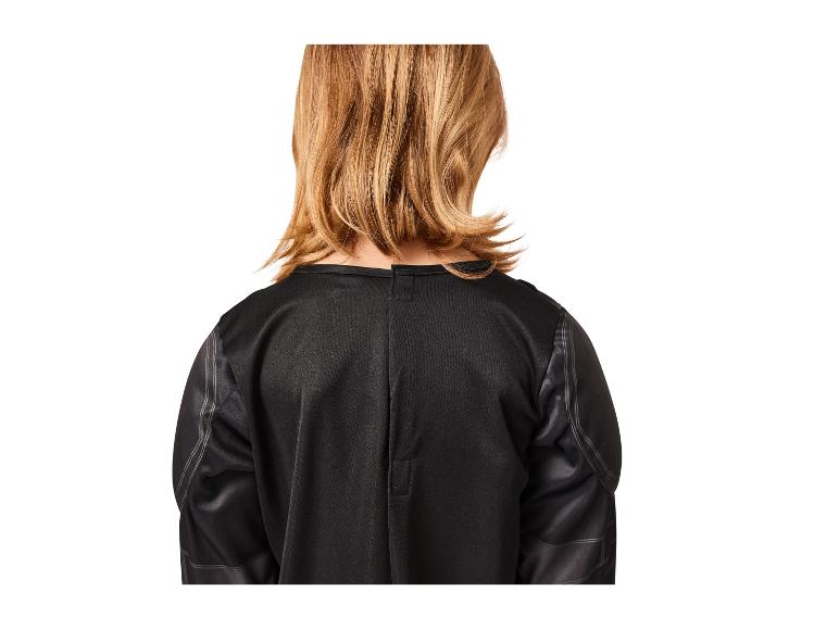 Achterkant van een blondine in een zwarte blouse met lange mouwen