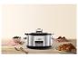 Een Crock-Pot slowcooker met gebraden kip en aardappelen.
