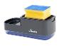 Grijze gootsteenorganizer met een gele en blauwe spons.