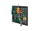 Zwart gereedschapsbord met opgehangen schroevendraaiers, sleutels, tangen en tape.