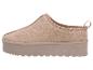 Beige suède muiltjes met dikke zool en een lusje aan de achterkant.