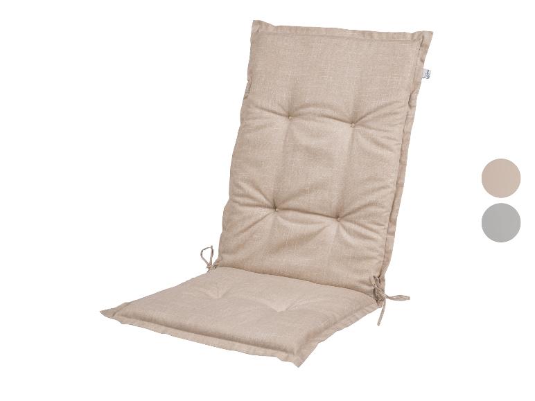 Beige stoelzitting en rugleuning met knopen en strikken.