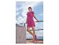 Vrouw in roze jurk en opvouwbare ESMARA ballerina's.