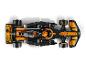 Een bovenaanzicht van een zwart en oranje Lego McLaren Formule 1 raceauto model.