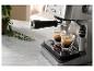 De'Longhi koffiezetapparaat bereidt twee espresso's in glazen kopjes op een betonnen aanrecht.