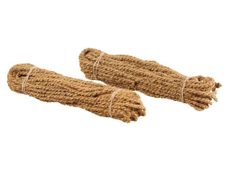 Twee rollen natuurlijk kokostouw op een witte achtergrond.
